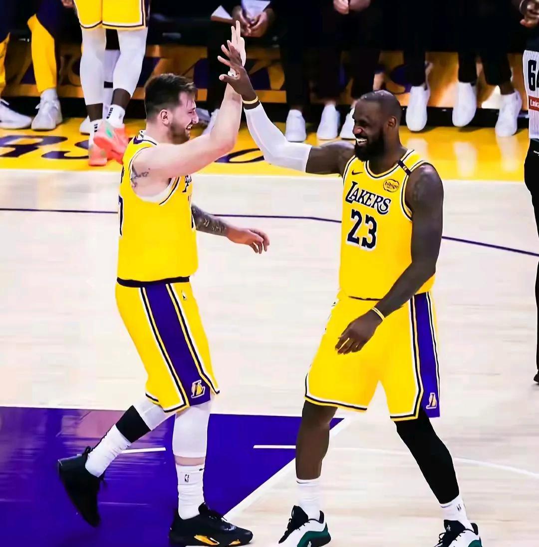 Ming回归赛场，比分优势明显首场状态亮眼，湖人观众沸腾！